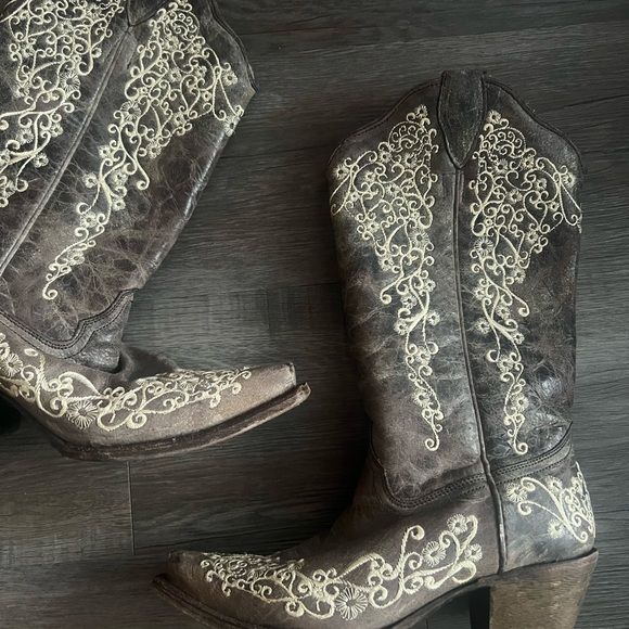 Corral Embroidered Floral Cowgirl Western Boots - Picture 2 of 5